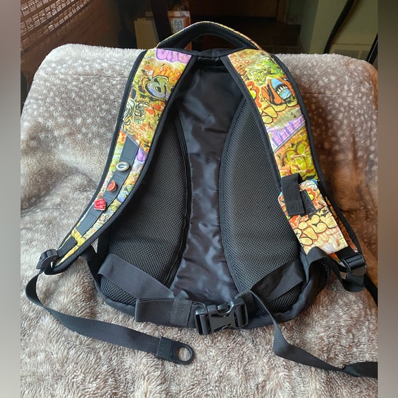 Rare excellent CROCS full-size backpack Alligator Graffiti multicolor w/jibbitz! - Picture 5 of 14